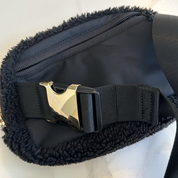 Lululemon Everywhere Crossbody Belt Bag. Like new, used once. Black/Gold - Picture 5 of 5